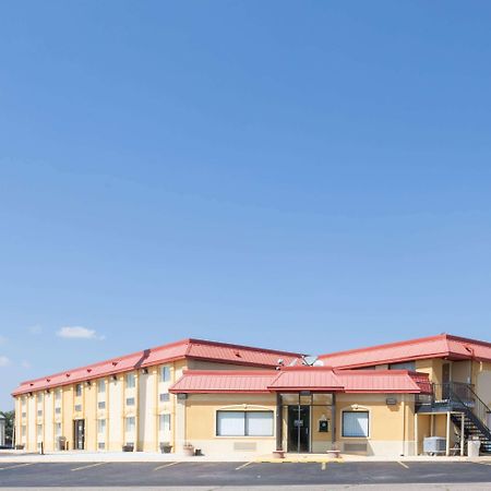 Hotel Super 8 By Wyndham Clinton Exterior foto