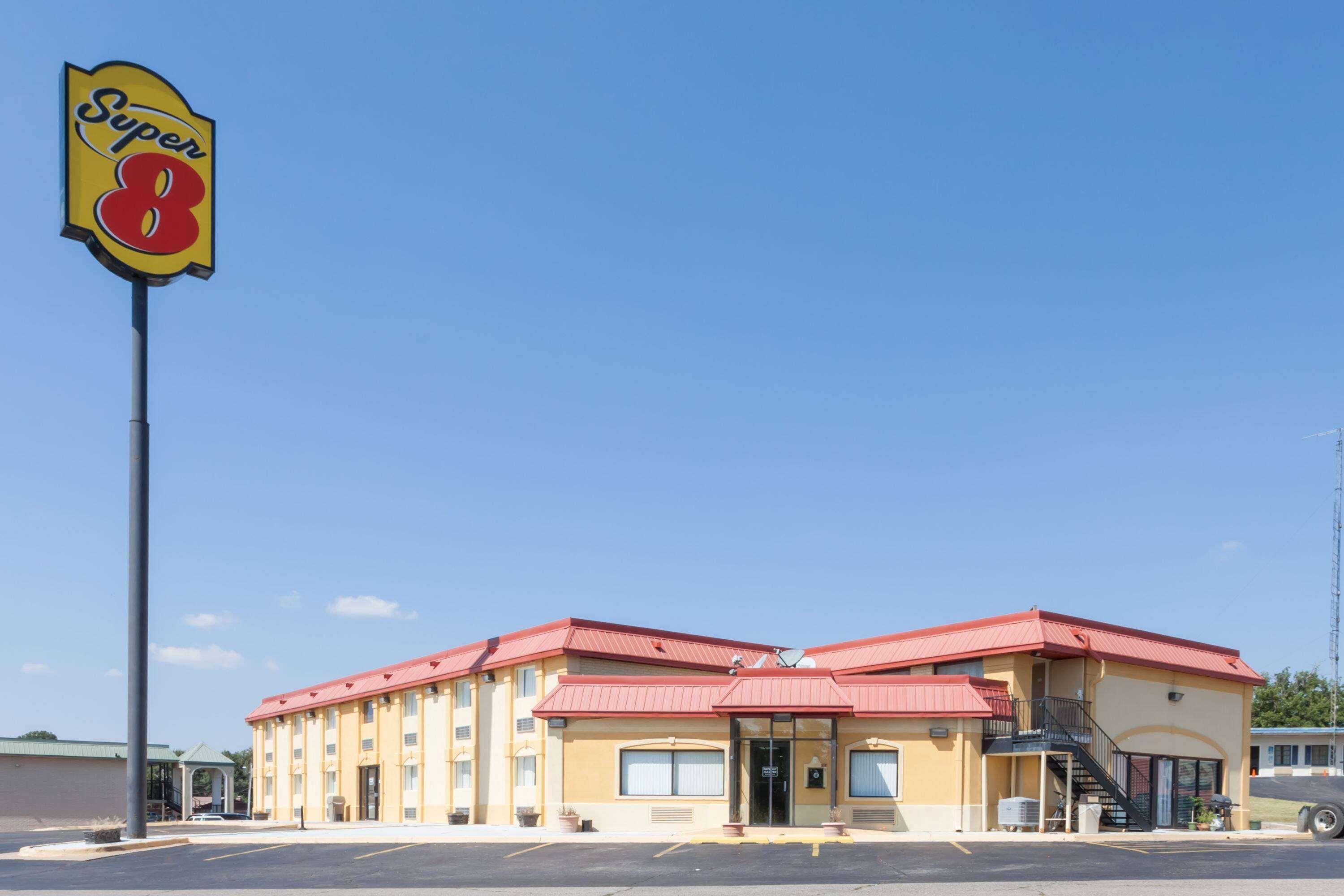 Hotel Super 8 By Wyndham Clinton Exterior foto