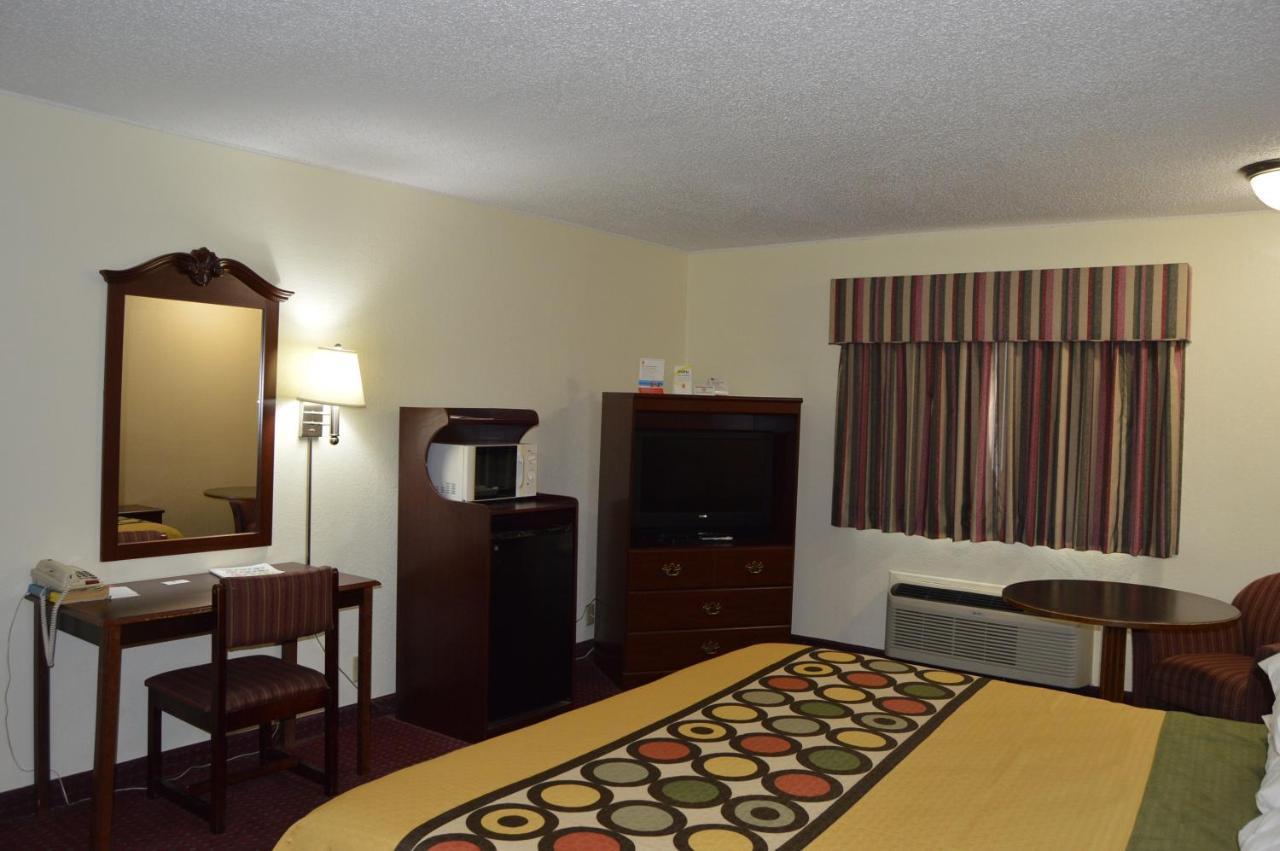 Hotel Super 8 By Wyndham Clinton Habitación foto